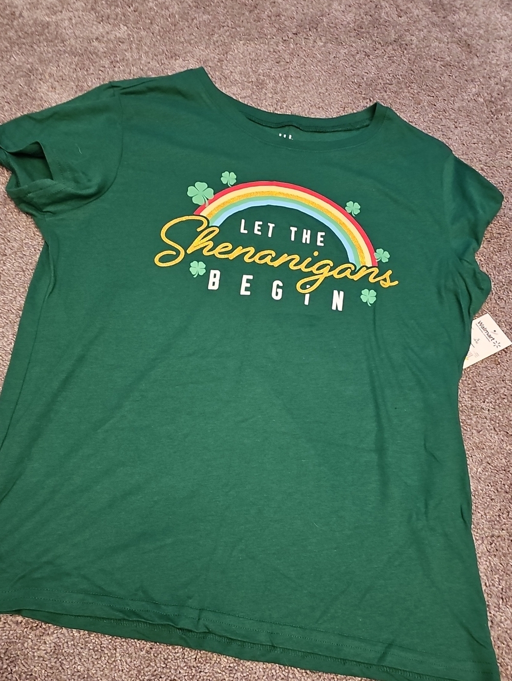 J3🔹️Wound Up Green Short Sleeve Tee with Rainbow Shamrock Graphic